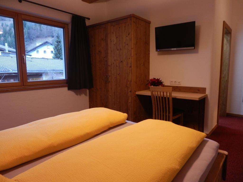 Haus Alpenflora Apartment เฟลียร์ช ภายนอก รูปภาพ