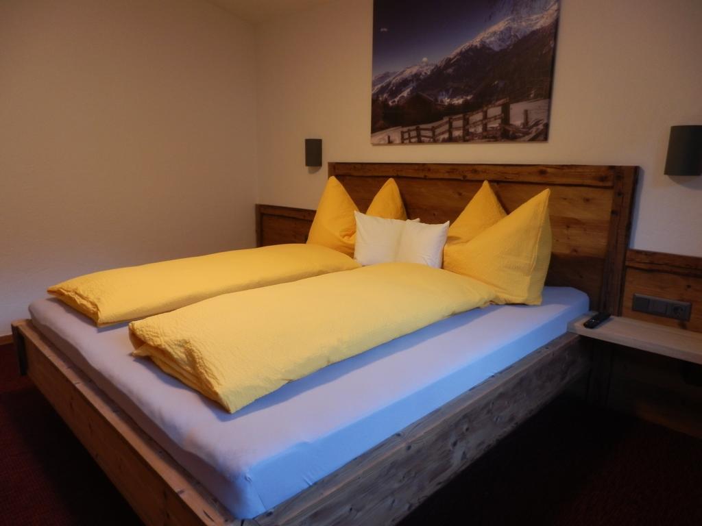Haus Alpenflora Apartment เฟลียร์ช ภายนอก รูปภาพ
